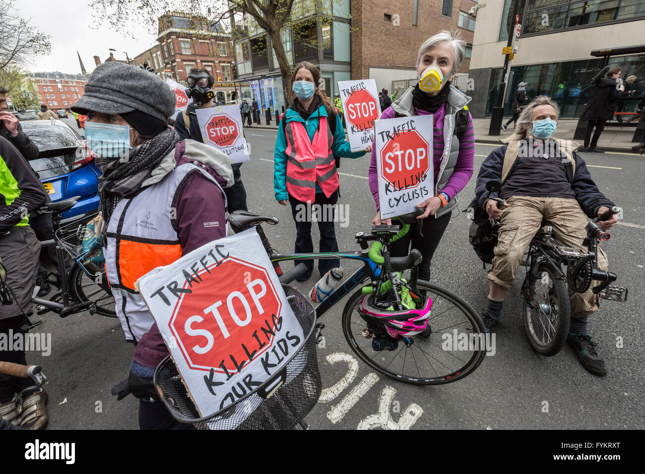 Londra, Regno Unito. Xxvii Aprile, 2016. Trasporto Die-In inquinamento protesta al di fuori del dipartimento per i trasporti Credito: Guy Corbishley/Alamy Live News Foto Stock