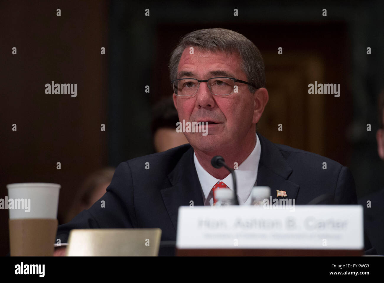 Washington DC, Stati Uniti d'America. 27 apr, 2016. Stati Uniti Il Segretario della Difesa Ashton Carter testimonia al Senato stanziamenti sottocommissione per la difesa sul DoD anno fiscale 2017 richiesta di budget nel senato Dirksen Edificio per uffici a Capitol Hill Aprile 27, 2016 a Washington, DC. Credito: Planetpix/Alamy Live News Foto Stock