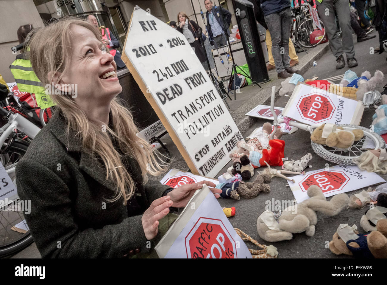 Londra, Regno Unito. 27nd Aprile, 2016. Siân Berry, verde membro del partito si unisce al trasporto Die-In inquinamento protesta al di fuori del dipartimento per i trasporti Credito: Guy Corbishley/Alamy Live News Foto Stock