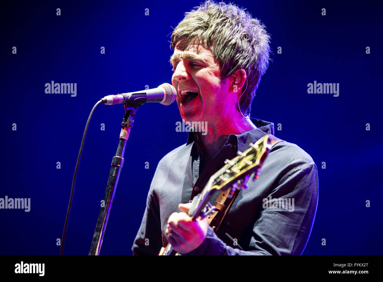 Leeds, Regno Unito. Xxvii Aprile, 2016. Noel Gallagher esegue presso il Leeds Arena con la sua band, 'Noel Gallagher High flying Uccelli', sulla loro 2016 UK Tour Credito: Myles Wright/ZUMA filo/Alamy Live News Foto Stock