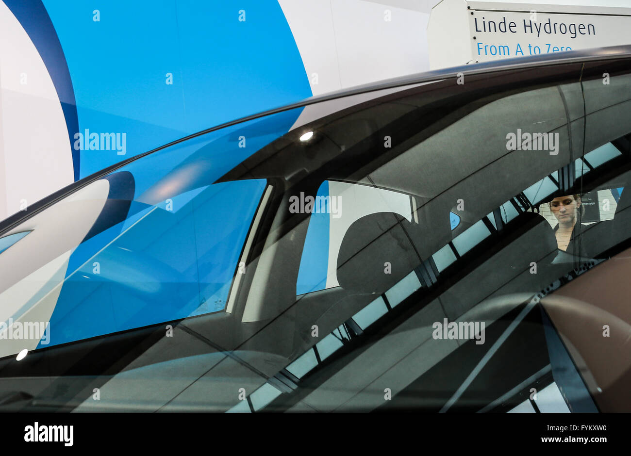 Hannover, Germania. 27 apr, 2016. Un visitatore visualizza un idrogeno-powered veicolo a Linde per la gabbia del 2016 Hannover Fiera commerciale di Hannover, Germania, il 27 aprile 2016. Il 2016 Fiera di Hannover in primo piano più di 100 scenari di applicazione per il settore 4.0 tecnologia tra cui robot intelligenti e delle macchine di produzione, secondo un comunicato stampa dalla Fiera di Hannover. © Zhang ventola/Xinhua/Alamy Live News Foto Stock