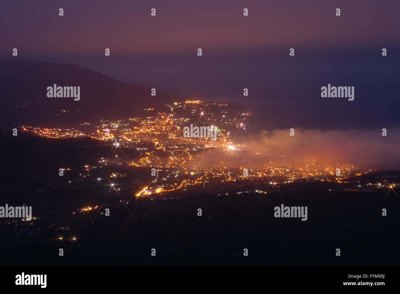 Vista aerea della città di Yalta di notte Foto Stock