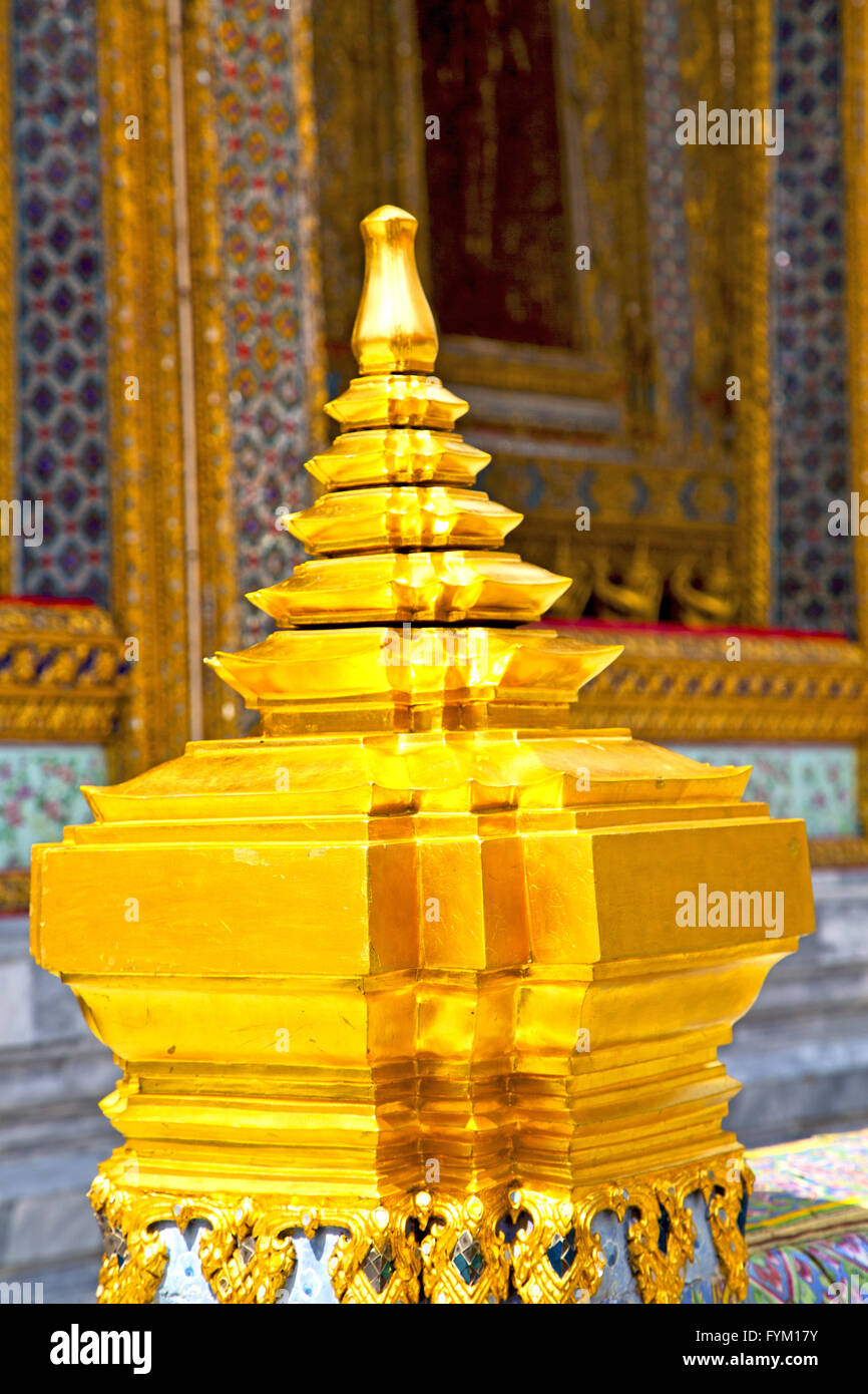 Tempio d'oro a Bangkok in Tailandia incisione del tempio Foto Stock