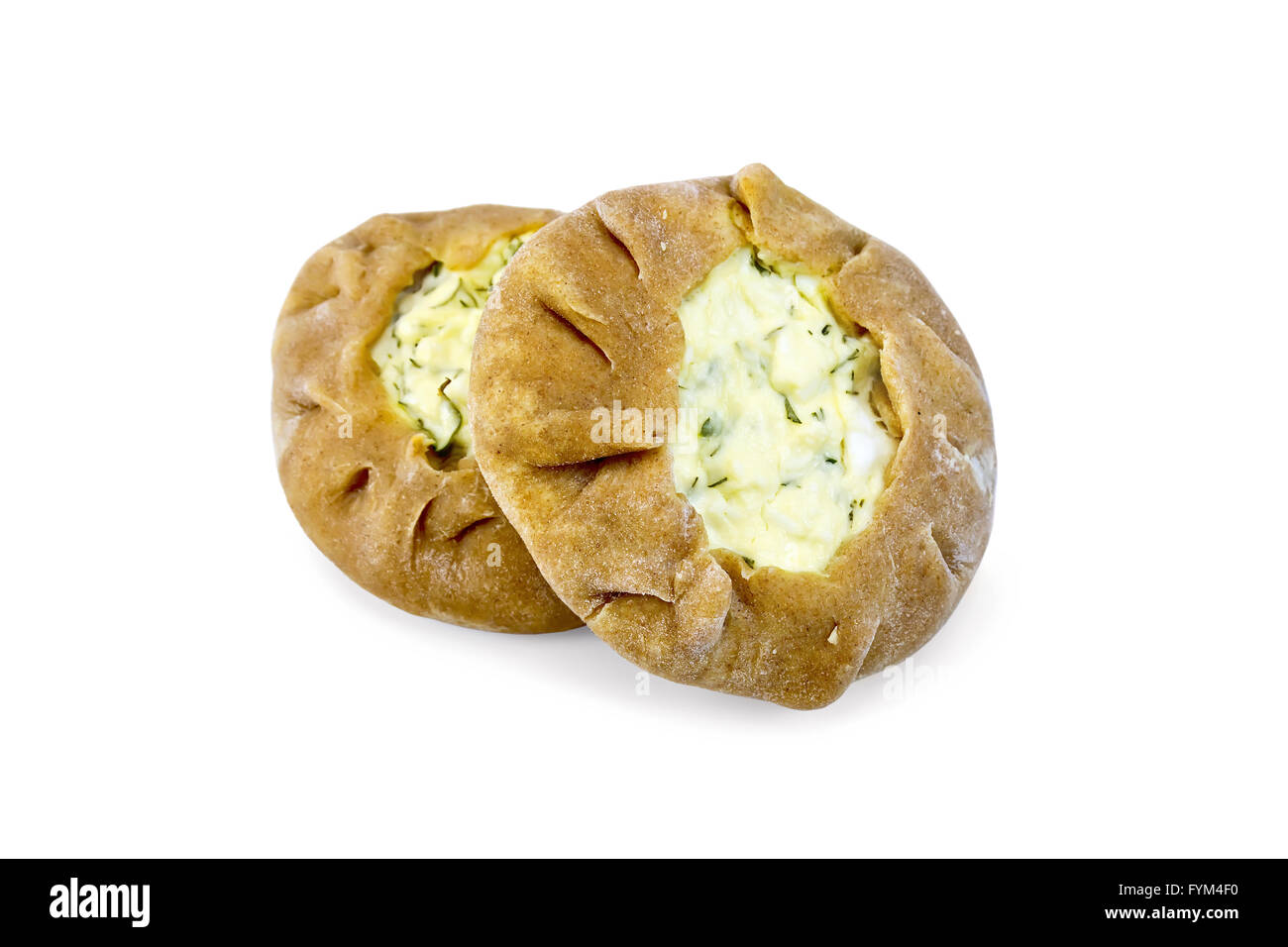 Due round patty canti natalizi da farina di segale con un ripieno di formaggio isolato su sfondo bianco Foto Stock