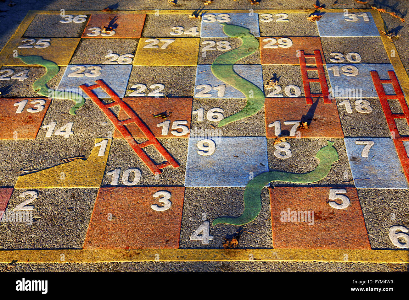 Modello di gioco serpente e scale con tema spaziale | Vettore Gratis