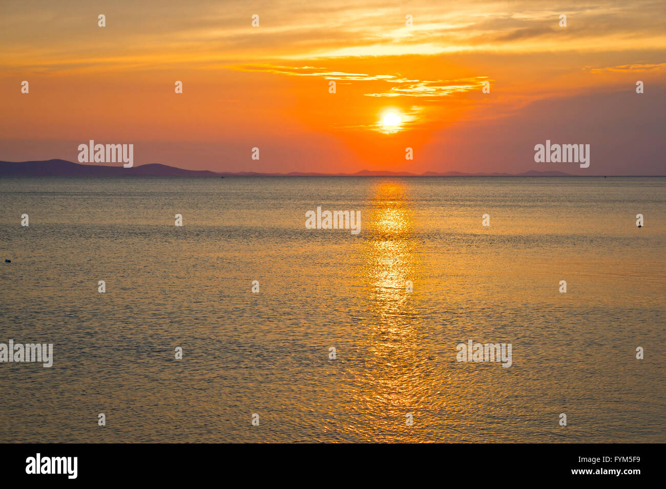 Epic tramonto sul mare orizzonte Foto Stock