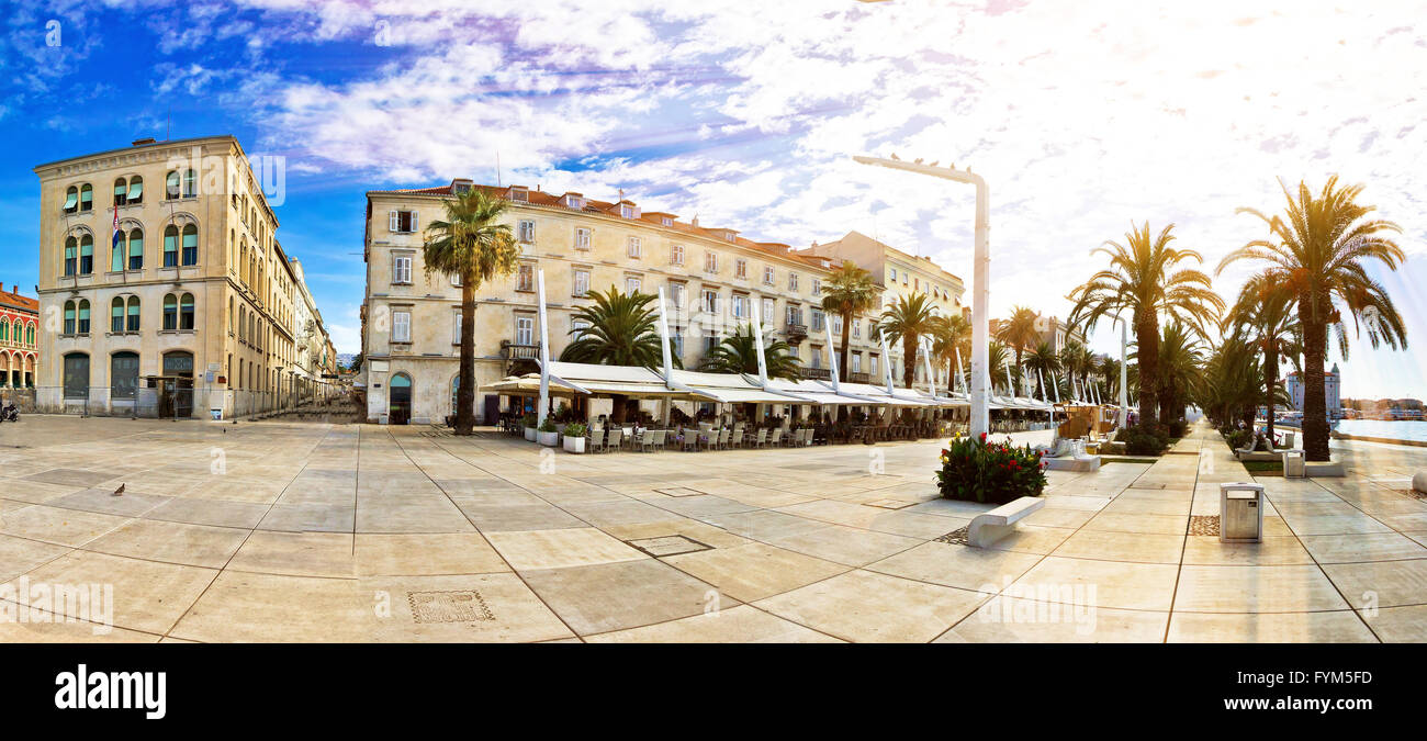 Split waterfront passeggiata sul golden raggi del sole Foto Stock