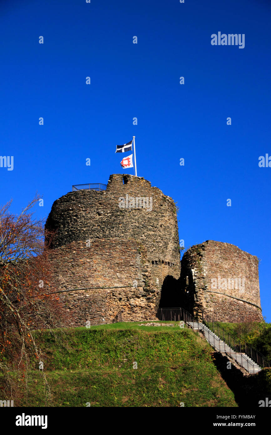 Il castello di mantenere a Launceston, Cornwall (Inglese) Patrimonio battenti della Cornovaglia e il patrimonio inglese bandiere. Foto Stock