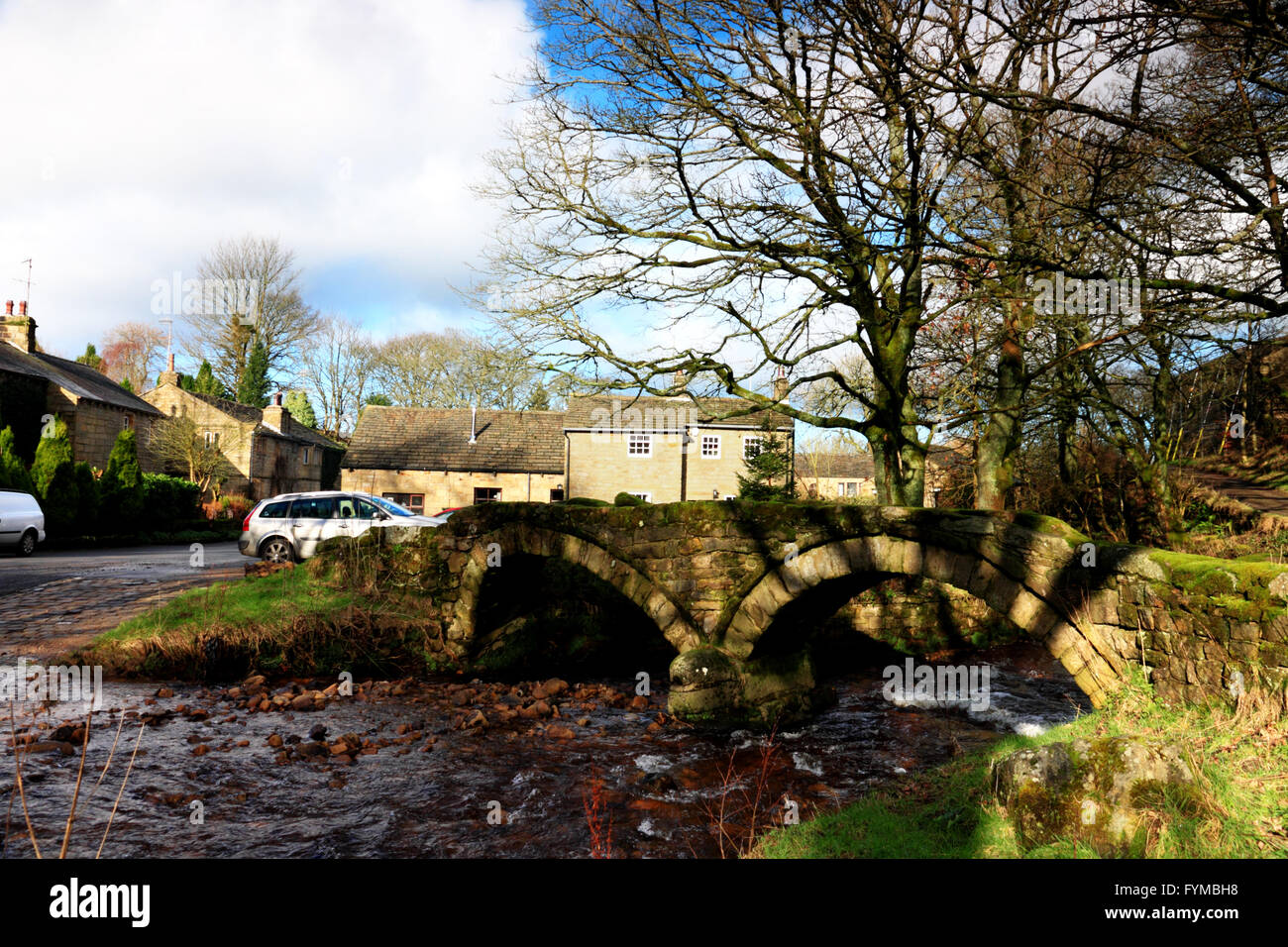 Un packhorse bridge a Wycoller, vicino Colne Lancashire. Foto Stock