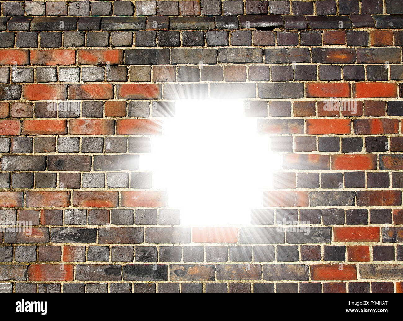 Scoppio di luce attraverso un muro di mattoni Foto Stock