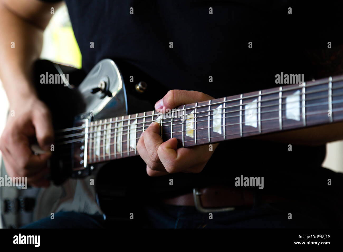 L'uomo gioca su chitarra Foto Stock