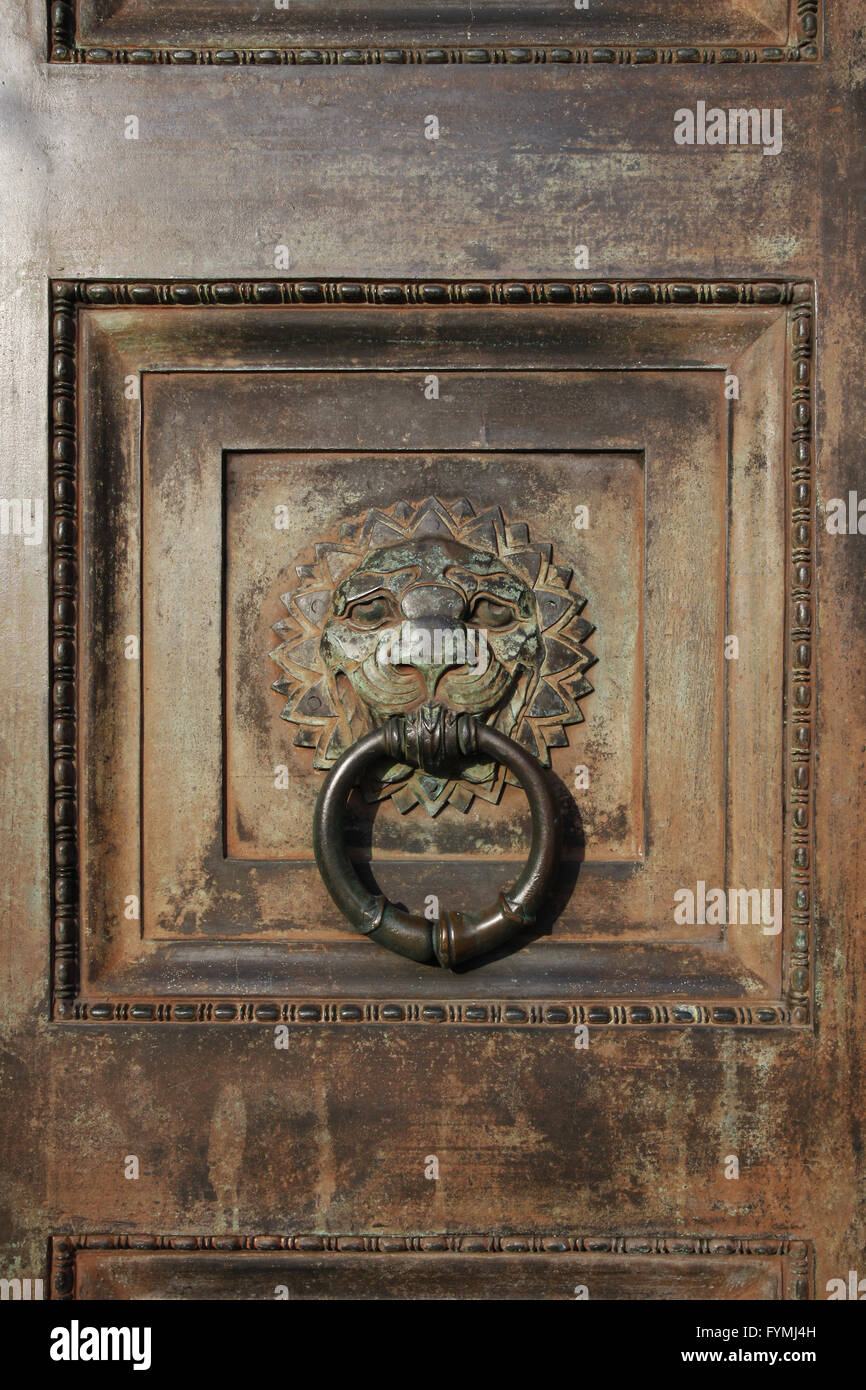 Testa di leone porta respingente Foto Stock