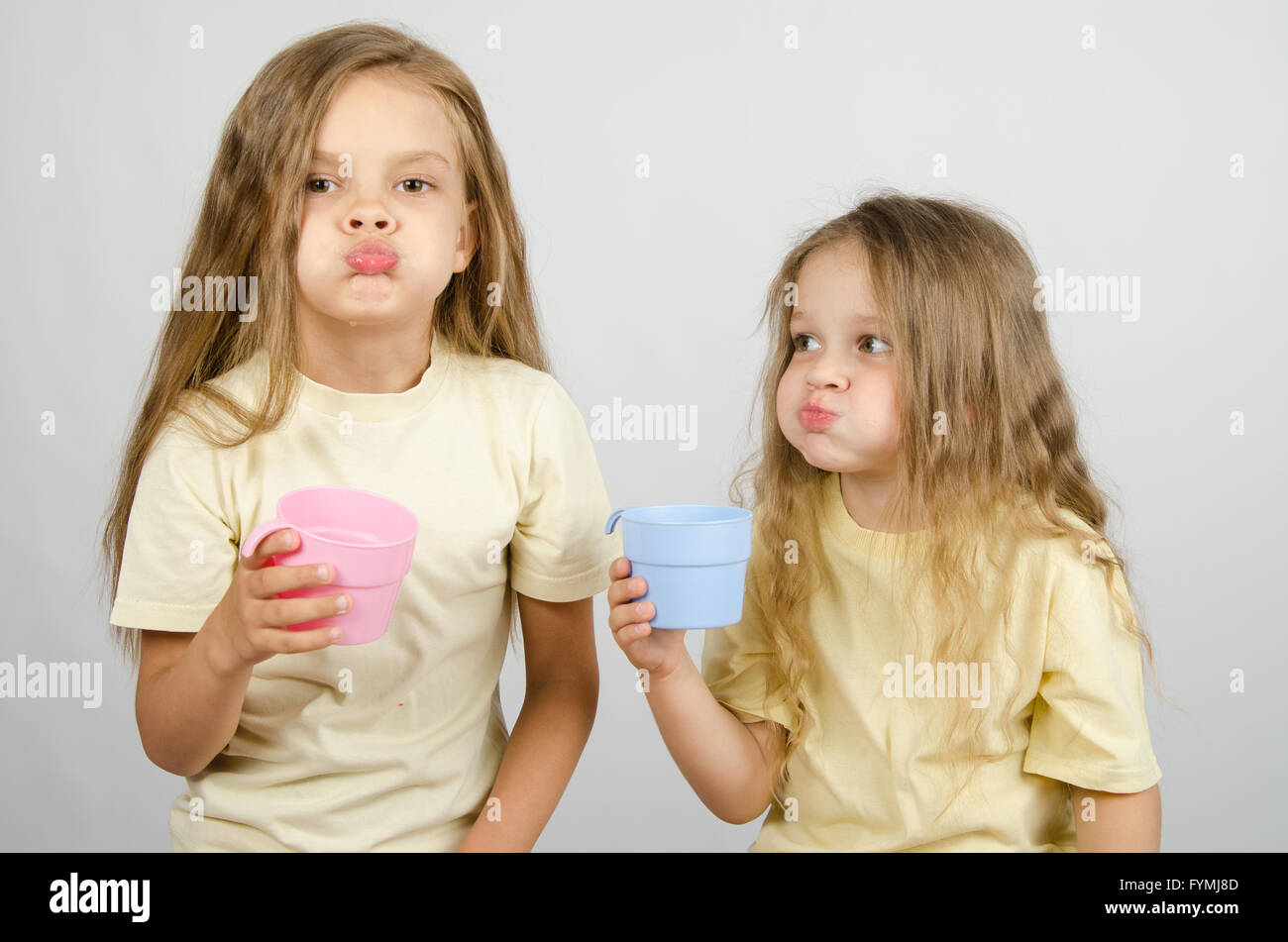 Due sorelle sciacquare la bocca dopo lavarsi i denti Foto Stock