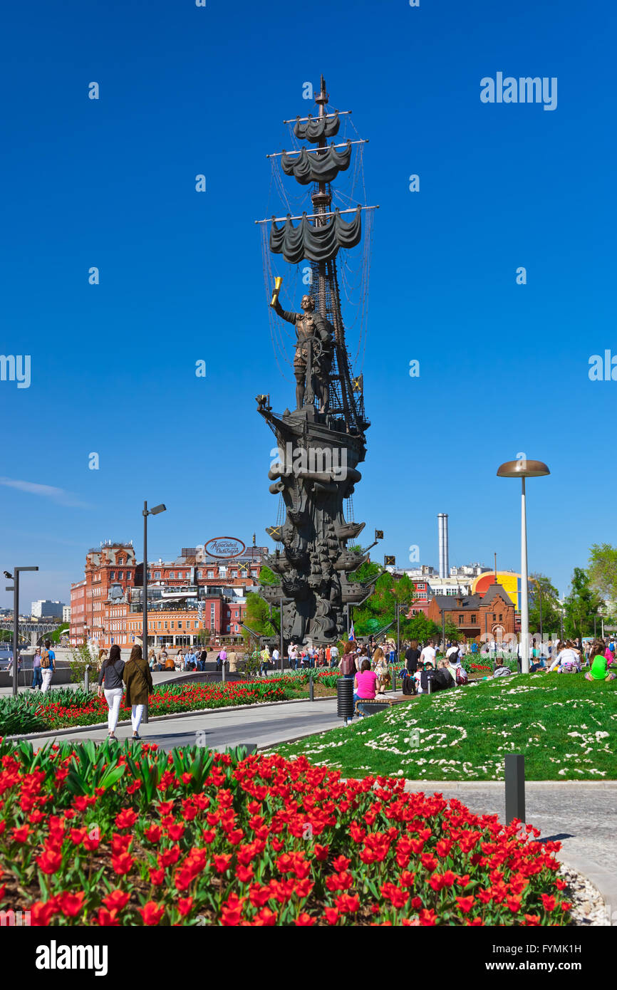 Mosca, Russia - 05 settembre: la gente a piedi e il monumento a Pietro il Grande a Settembre 05, 2014 a Mosca, Russia Foto Stock