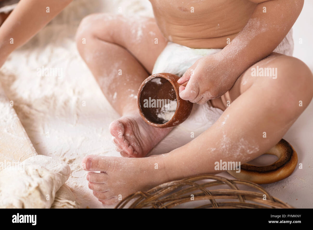 Bambino solcare con farina Foto Stock