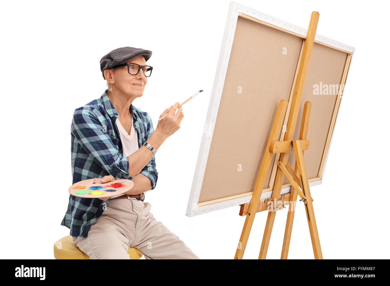 Senior artista guardando un dipinto seduto su una sedia isolati su sfondo bianco Foto Stock