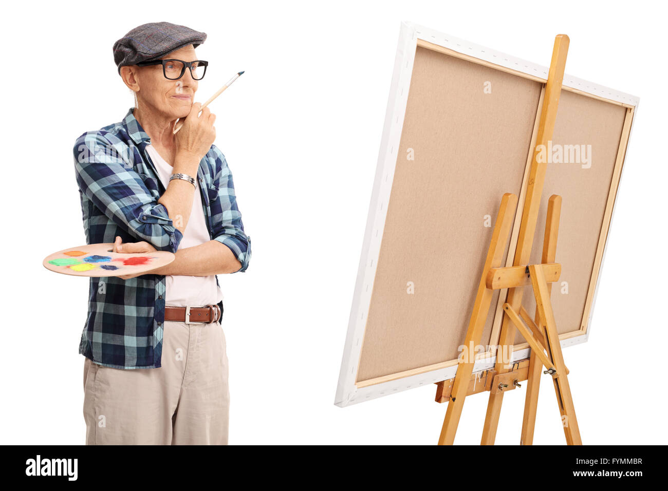 Studio shot di un pittore senior guardando un dipinto isolati su sfondo bianco Foto Stock