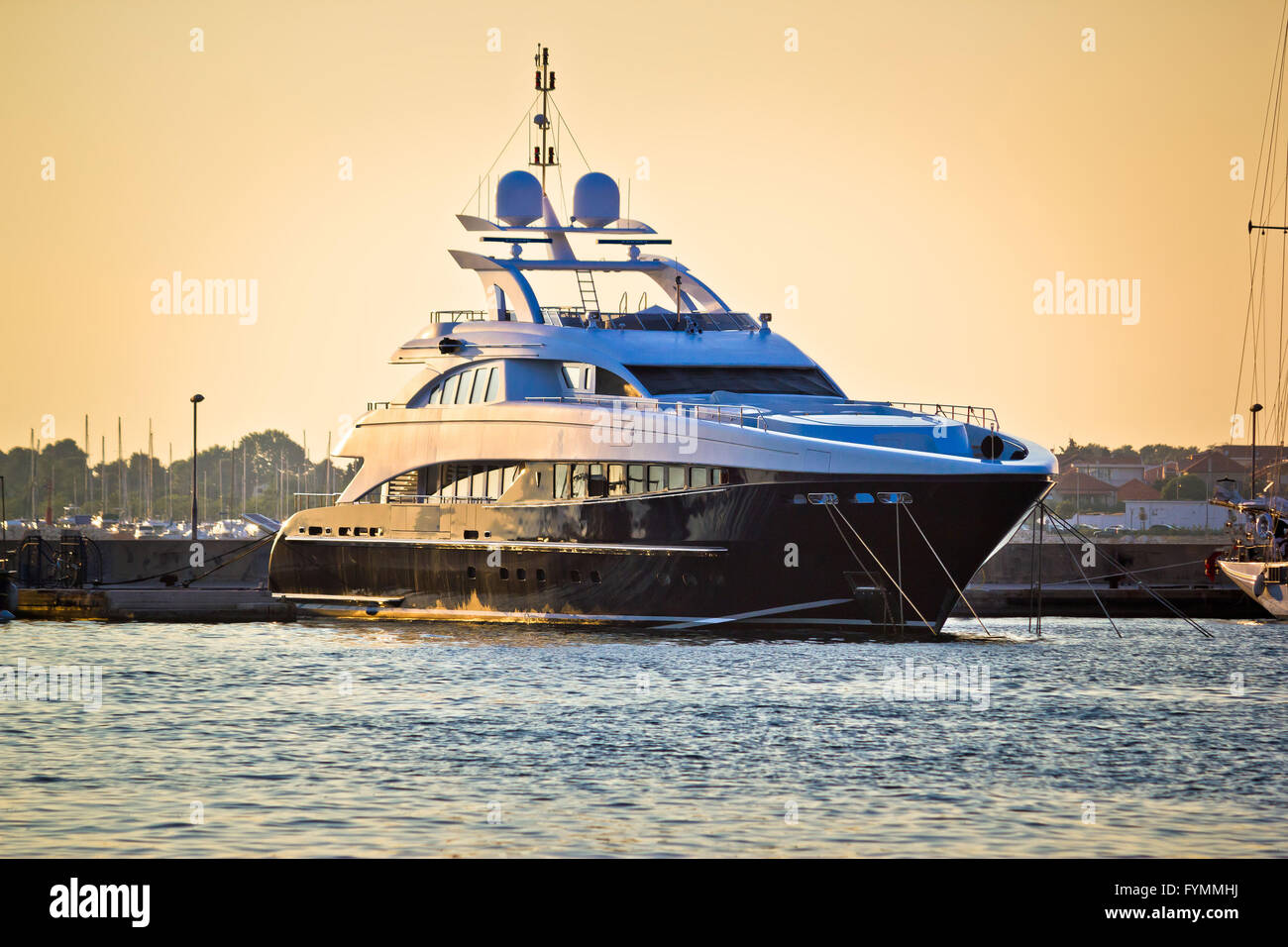Yacht di lusso su golen tramonto Foto Stock