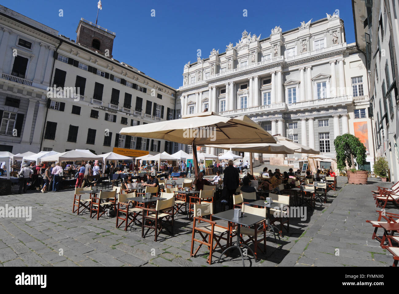 Europa, Liguria, Genova, il Palazzo Ducale. mercato domenicale Foto Stock