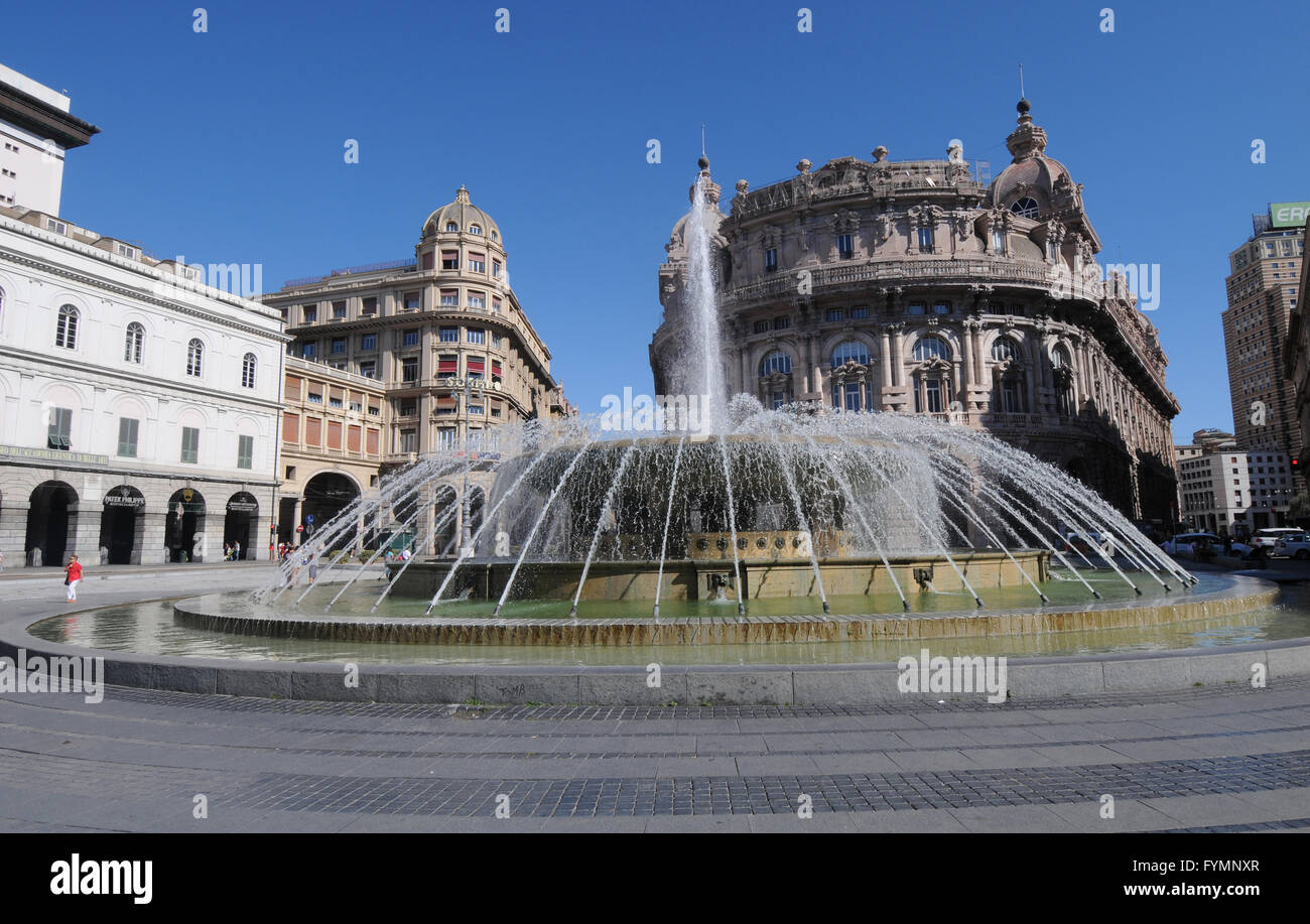 Fontana di Giuseppe Crosa di Vergagni presso la Piazza de Ferrari, nella parte posteriore del Palazzo Ducale di Genova. Foto Stock