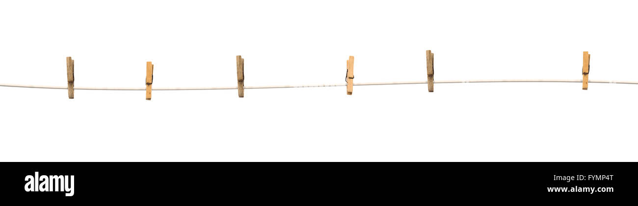 Vecchio clothespins in legno su una fune isolato Foto Stock