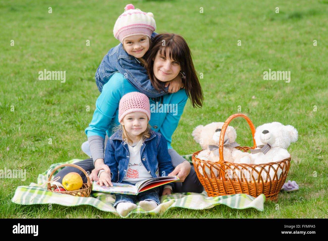 La madre e le sue due figlie su un picnic Foto Stock