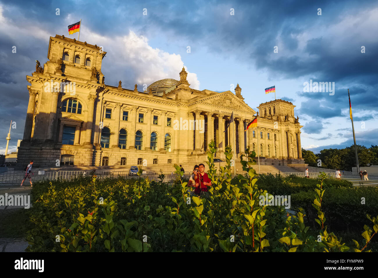 Coppia con Selfie-Stick davanti al Reichstag Foto Stock