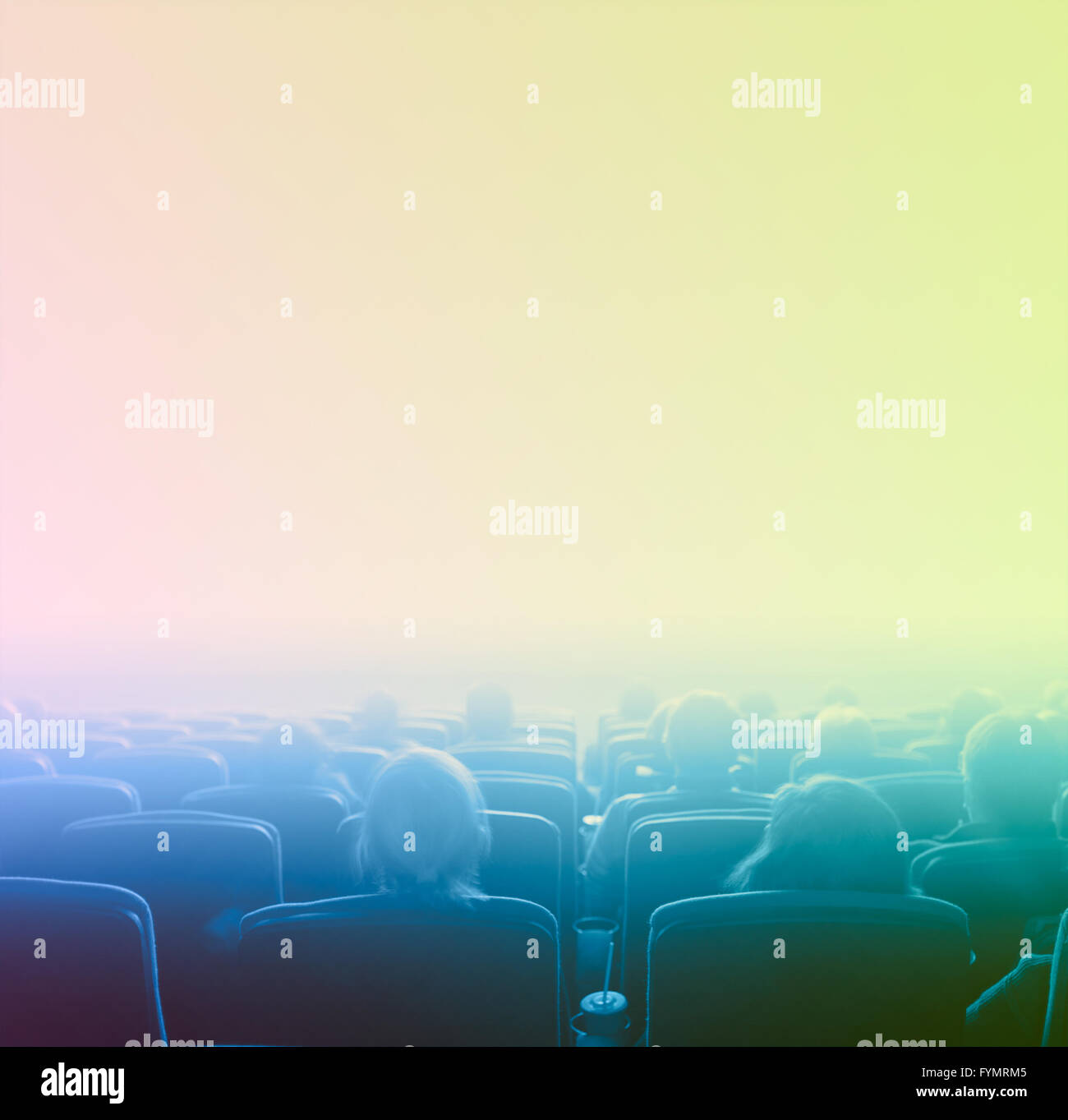 Gli spettatori a movie theater, tonificazione blu Foto Stock