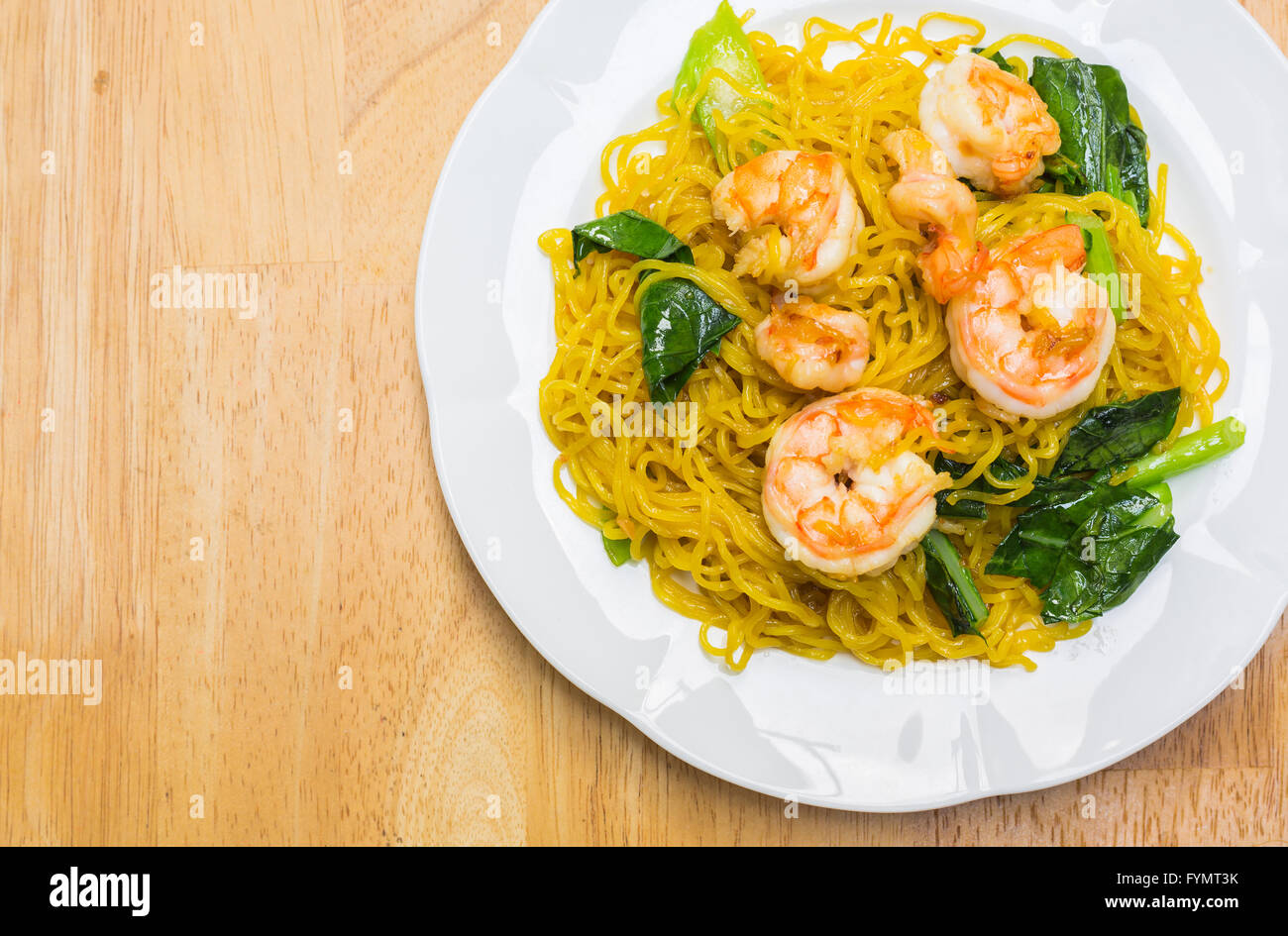 Noodles fritti con gamberi per l'ora dei pasti Foto Stock