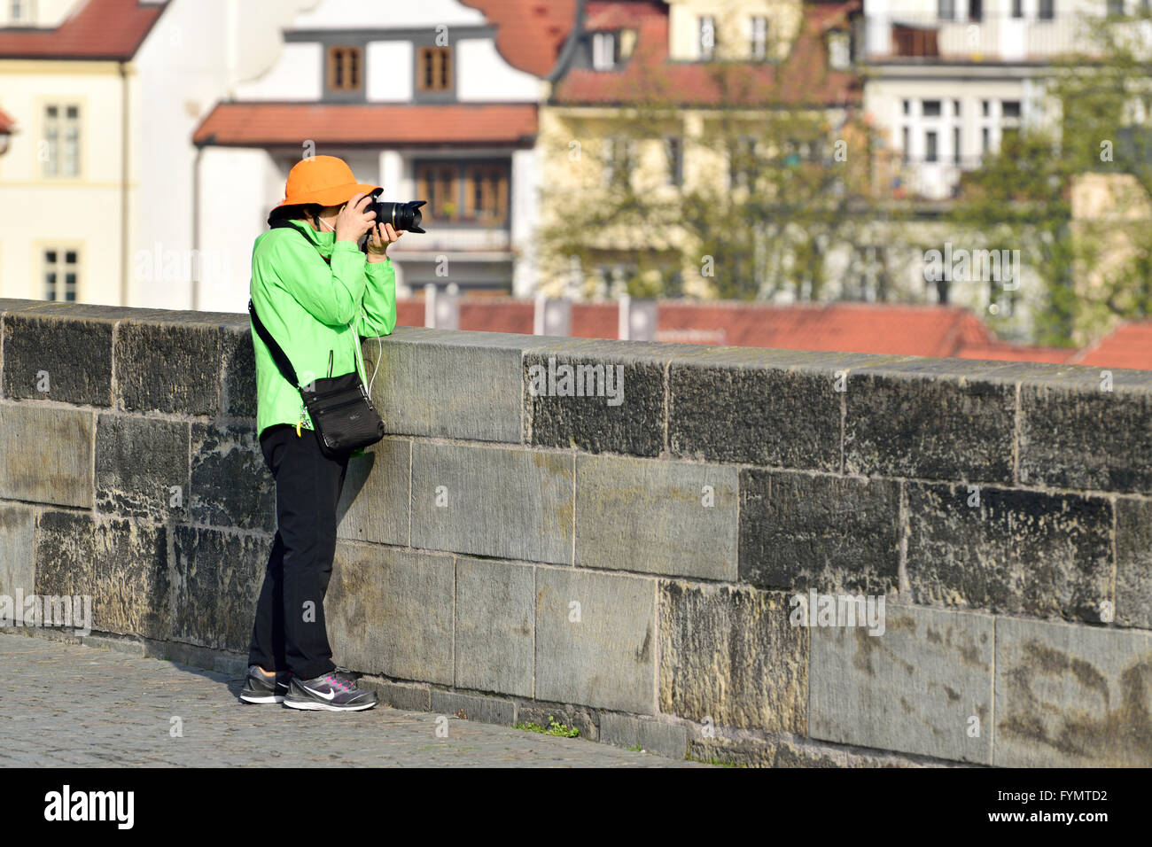 Praga, Repubblica Ceca. Donna Giapponese in veste risplendente di scattare una foto sul Ponte Carlo (Karluv most) Foto Stock