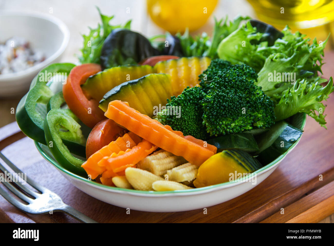 La zucca,Broccoli con la carota e baby insalata di mais in un bowlg Foto Stock