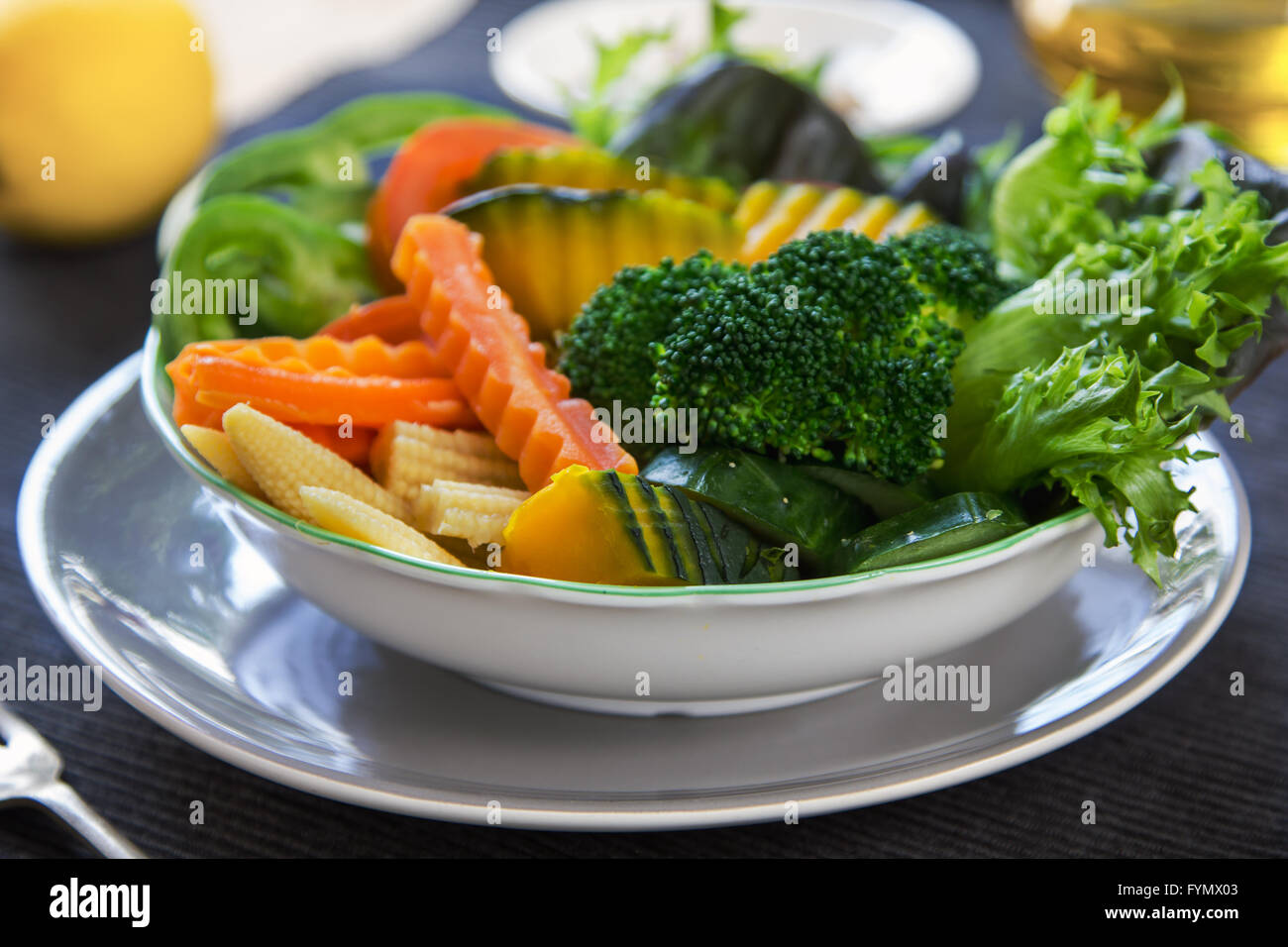 La zucca,Broccoli con la carota e baby insalata di mais in un bowlg Foto Stock