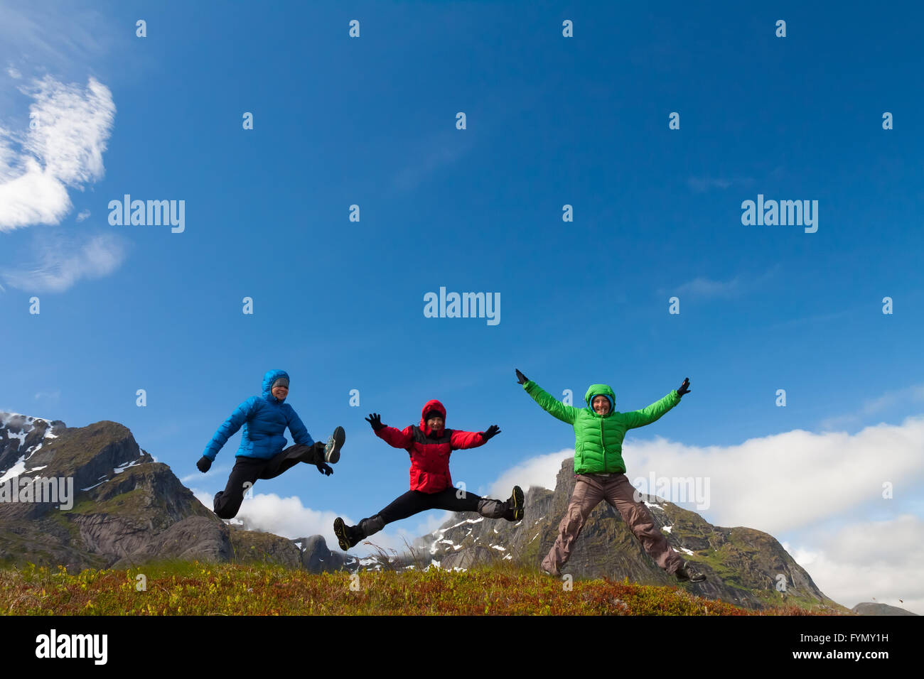 Sporty amici godere di vacanza in Norvegia montagne Foto Stock