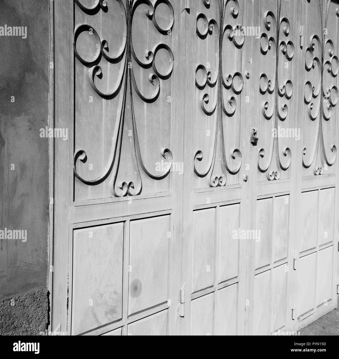 Blue Marocco Porta Vecchia e storico di legno per unghie Foto Stock