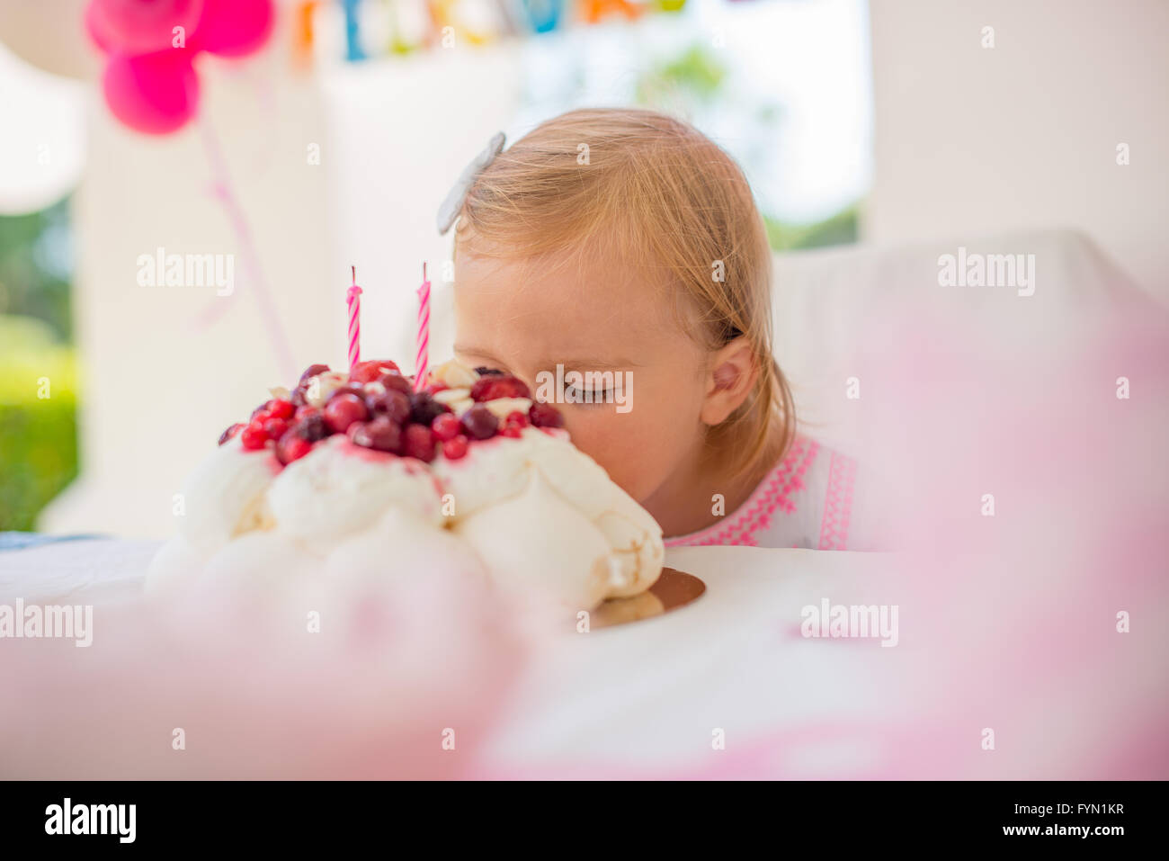 Carino torta rosa di compleanno per una bambina con fondente unicorno, il  castello della principessa di pan di zenzero, arcobaleno e meringa nuvole Foto  stock - Alamy