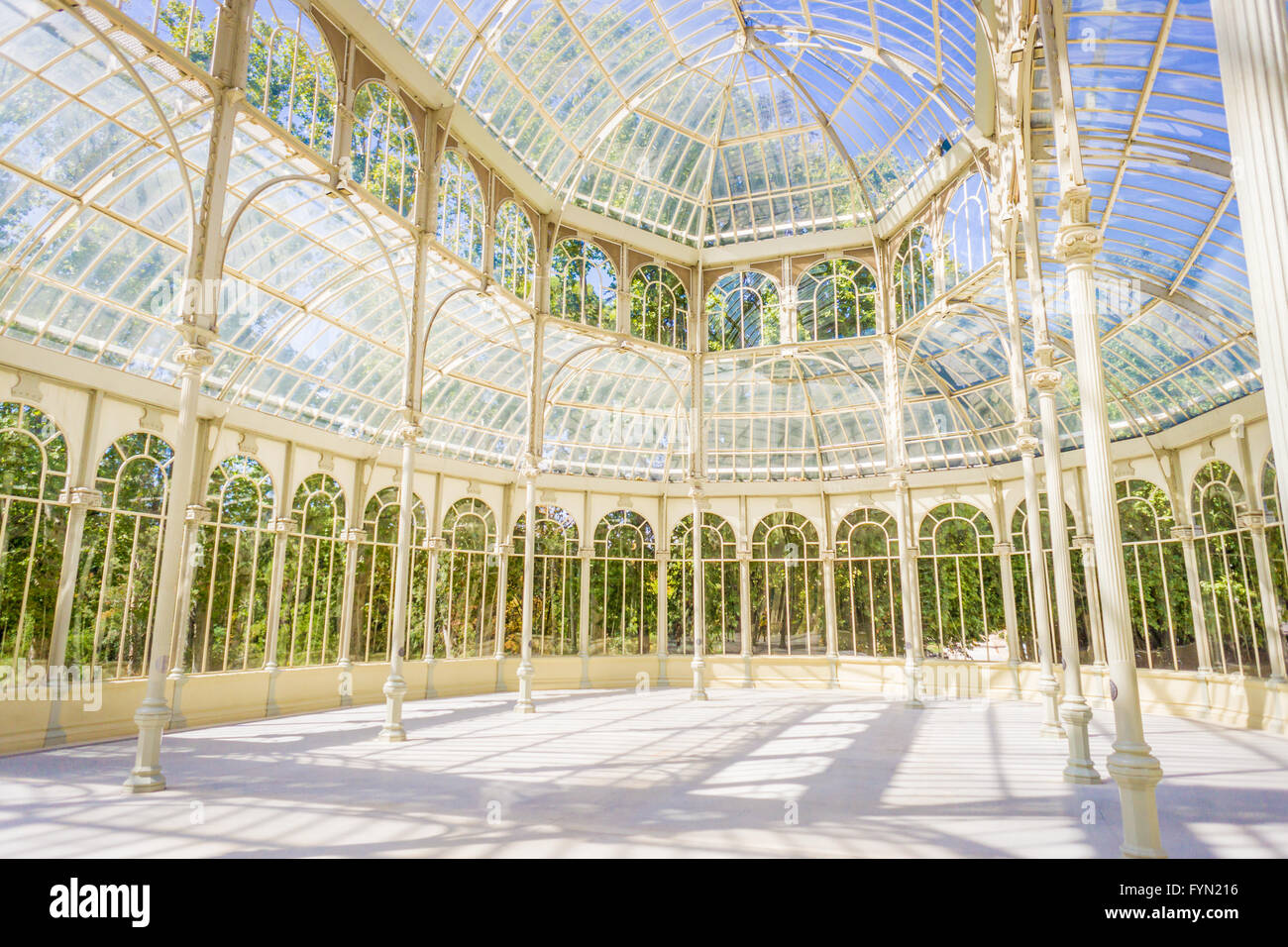 Il Palazzo di Cristallo (Palacio de Cristal) si trova all'interno del Parco del Retiro di Madrid in Spagna. Si tratta di una struttura di metallo utilizzato per exp Foto Stock