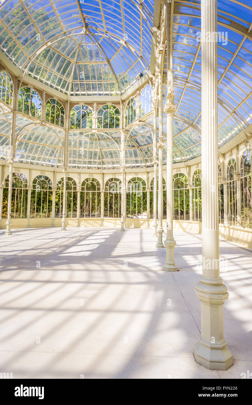 Il Palazzo di Cristallo (Palacio de Cristal) si trova all'interno del Parco del Retiro di Madrid in Spagna. Si tratta di una struttura di metallo utilizzato per exp Foto Stock