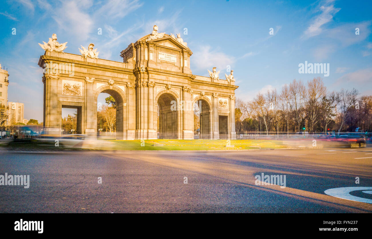Il Alacala porta (Puerta de Alcala) è una delle antiche porte della città di Madrid Spagna. Era l'ingresso delle persone Foto Stock