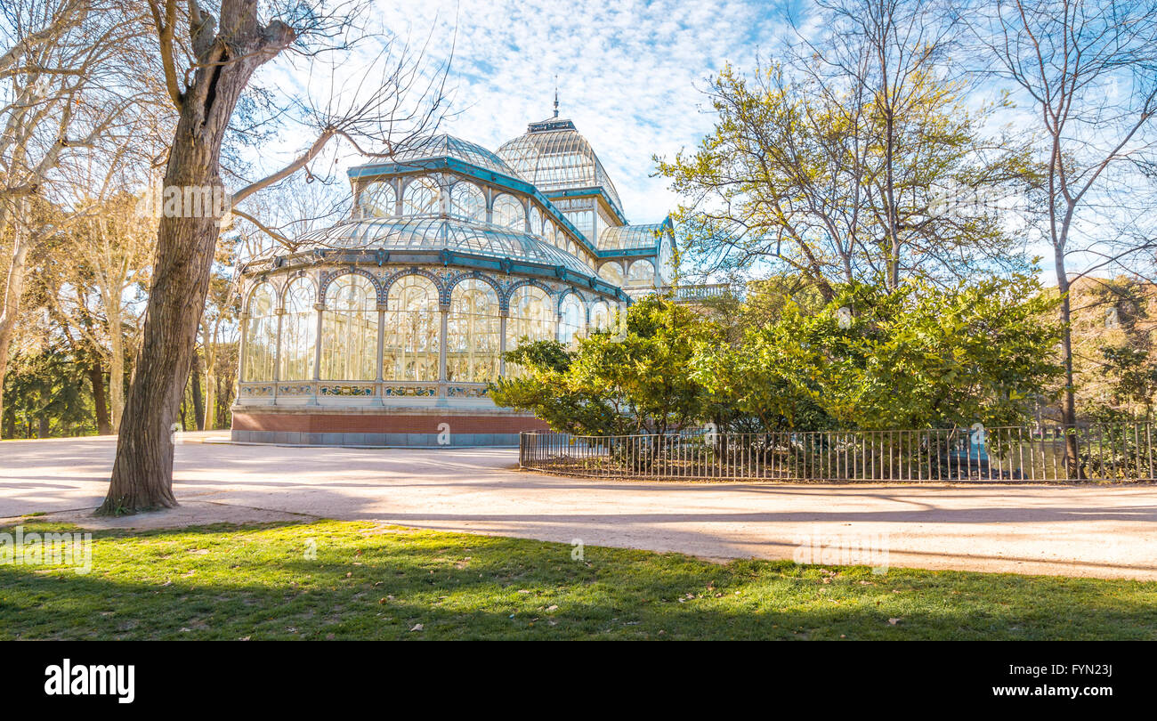 Il Palazzo di Cristallo (Palacio de Cristal) è situato nel Parco del Retiro di Madrid in Spagna. Si tratta di una struttura di metallo utilizzato per exposit Foto Stock