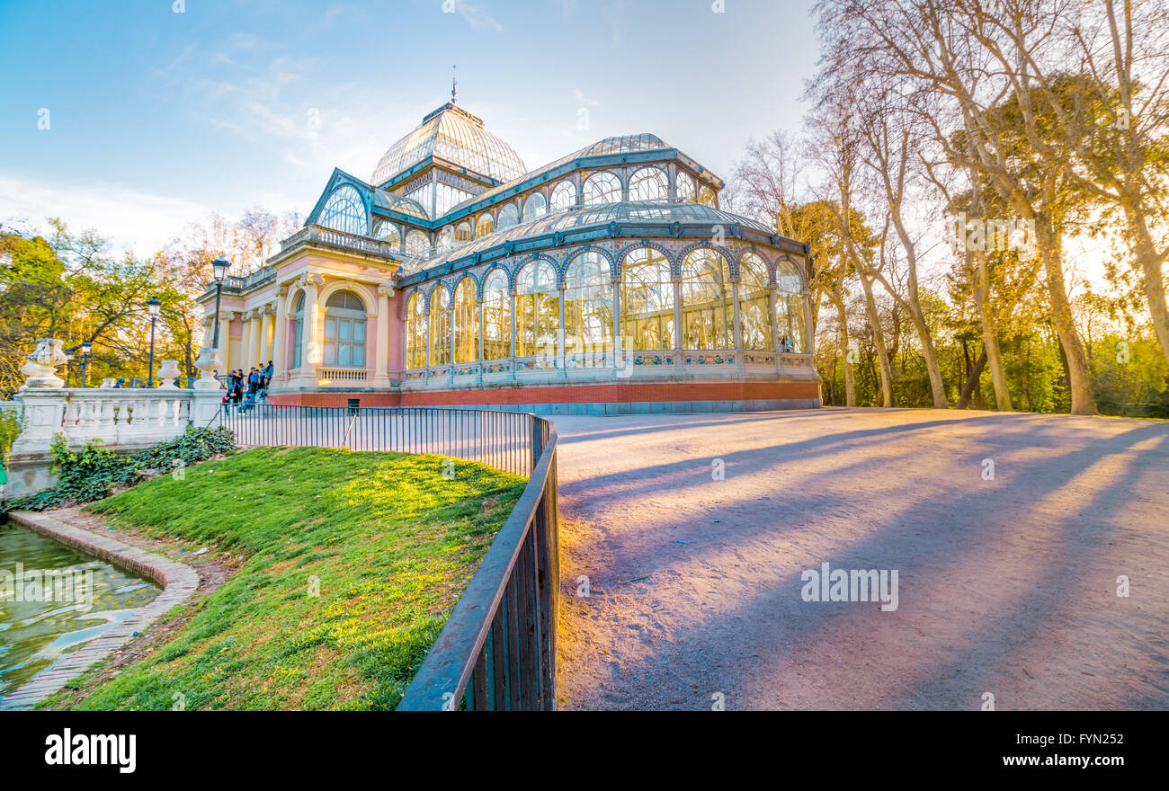 Il Palazzo di Cristallo (Palacio de Cristal) è situato nel Parco del Retiro di Madrid in Spagna. Si tratta di una struttura di metallo utilizzato per exposit Foto Stock