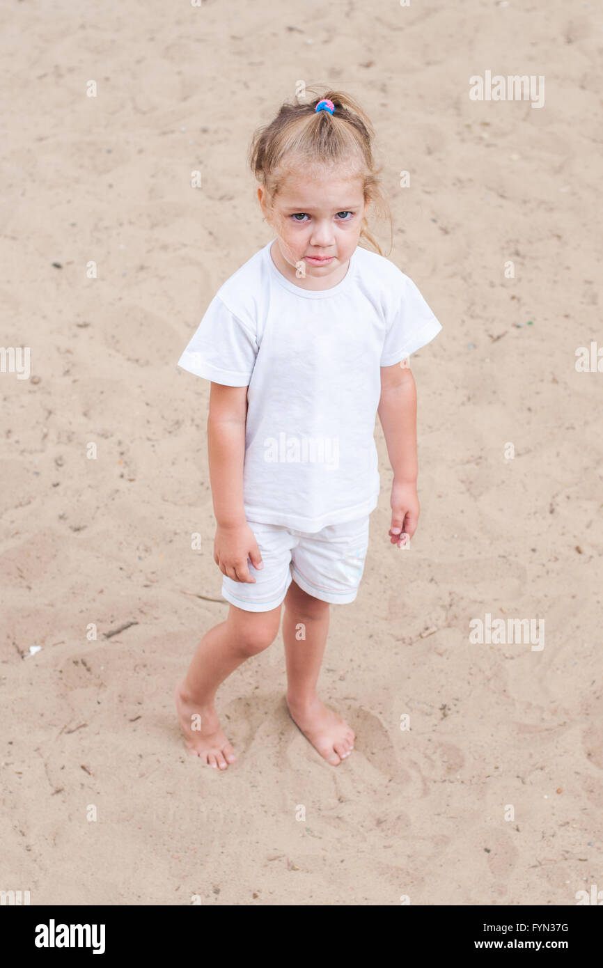 Turbare la ragazza in piedi sulla sabbia Foto Stock