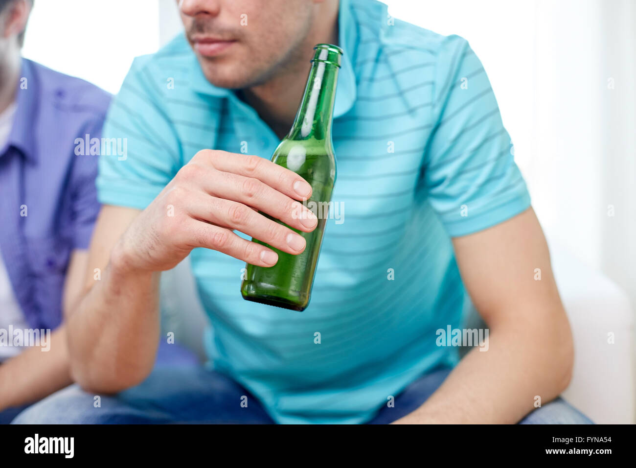 Close up uomo gli amici a bere birra in casa Foto Stock