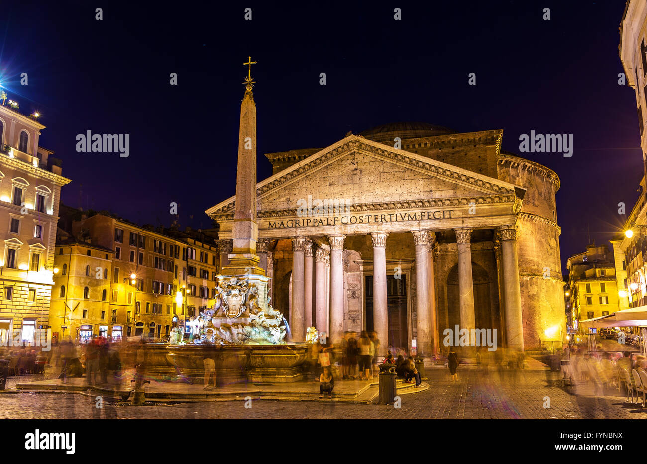 Vista notturna del Pantheon di Roma Foto Stock