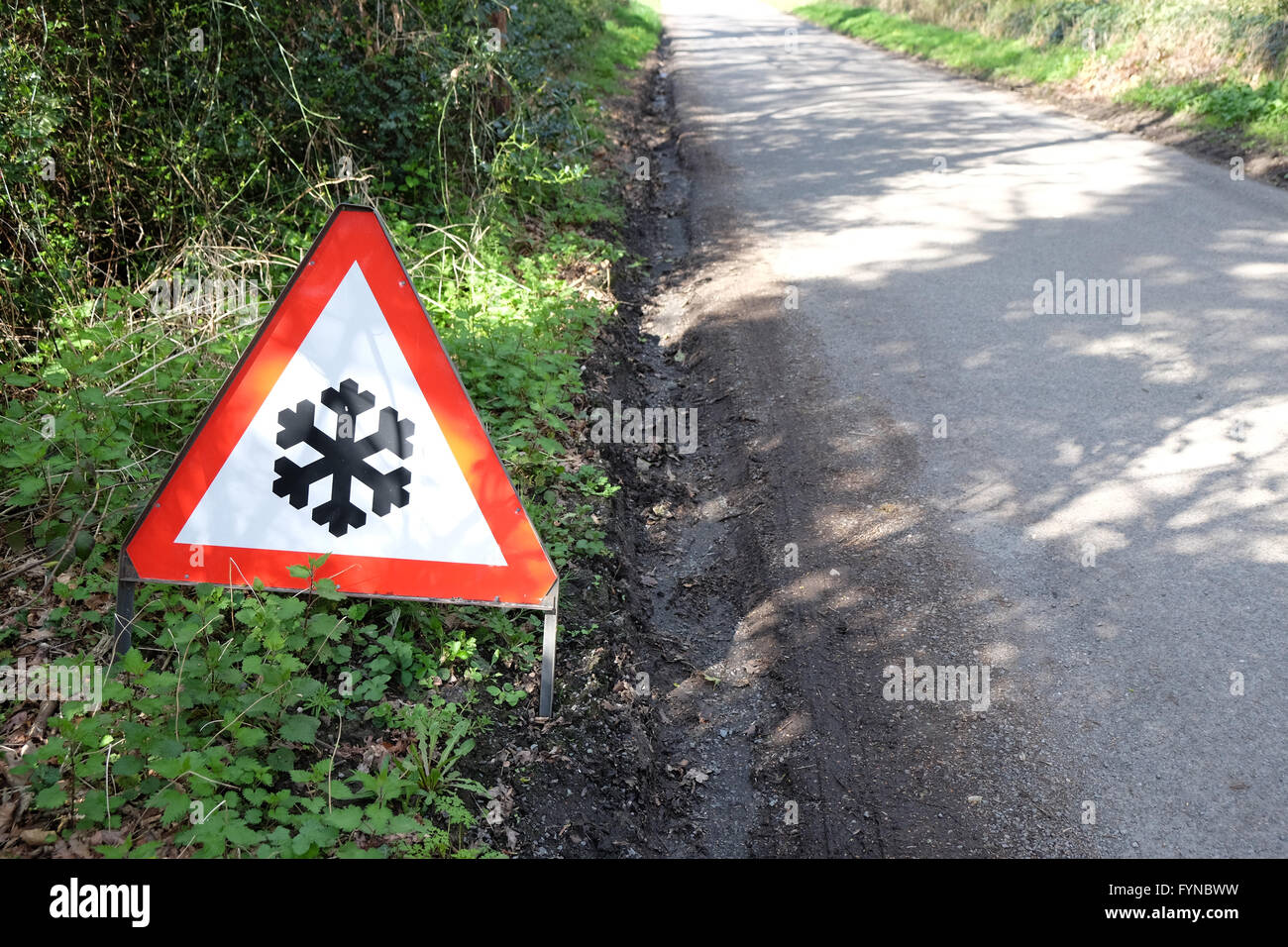 Cartello stradale di avvertimento del ghiaccio sulla strada Foto Stock