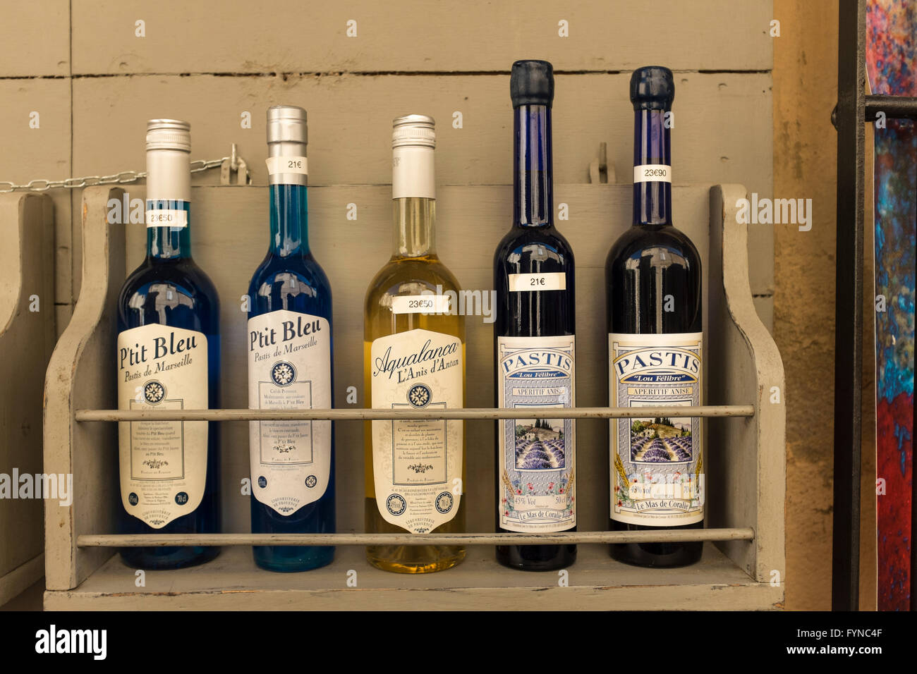 Pastis e Anis d'Antan bottiglie sul display, Lourmarin, Vaucluse, Provence-Alpes-Côte d'Azur, in Francia Foto Stock