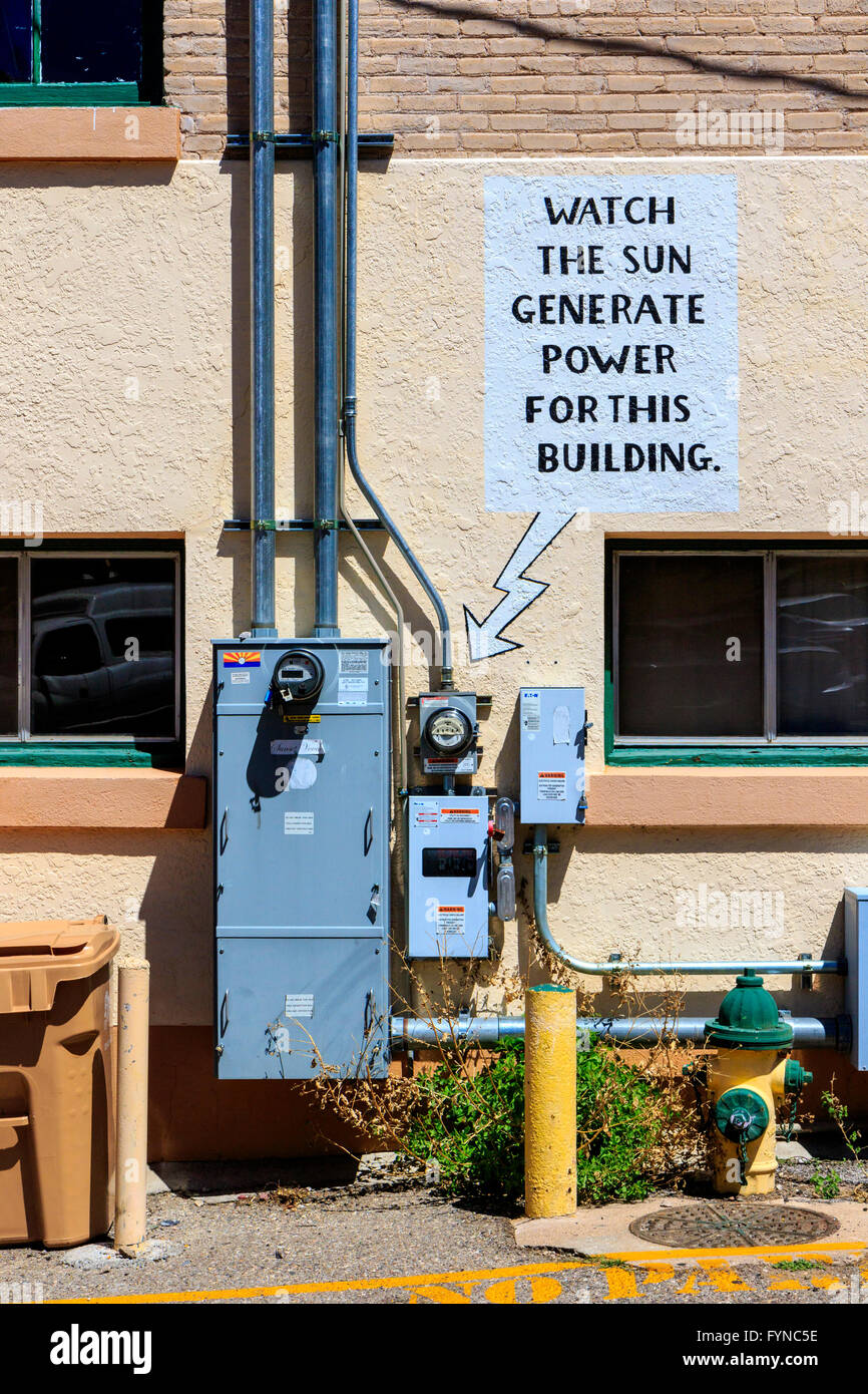 Misuratore di potenza solare all'esterno di un edificio a Bisbee, Arizona USA Foto Stock