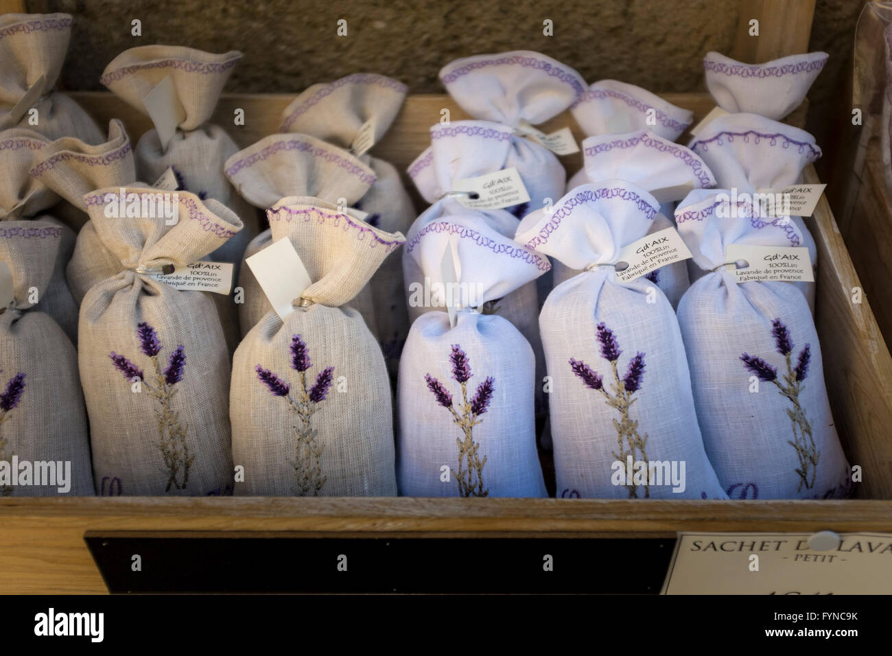 Piccoli sacchetti di Lanvender secchi fiori per vendita, Lourmarin, Vaucluse, Provence-Alpes-Côte d'Azur, in Francia Foto Stock