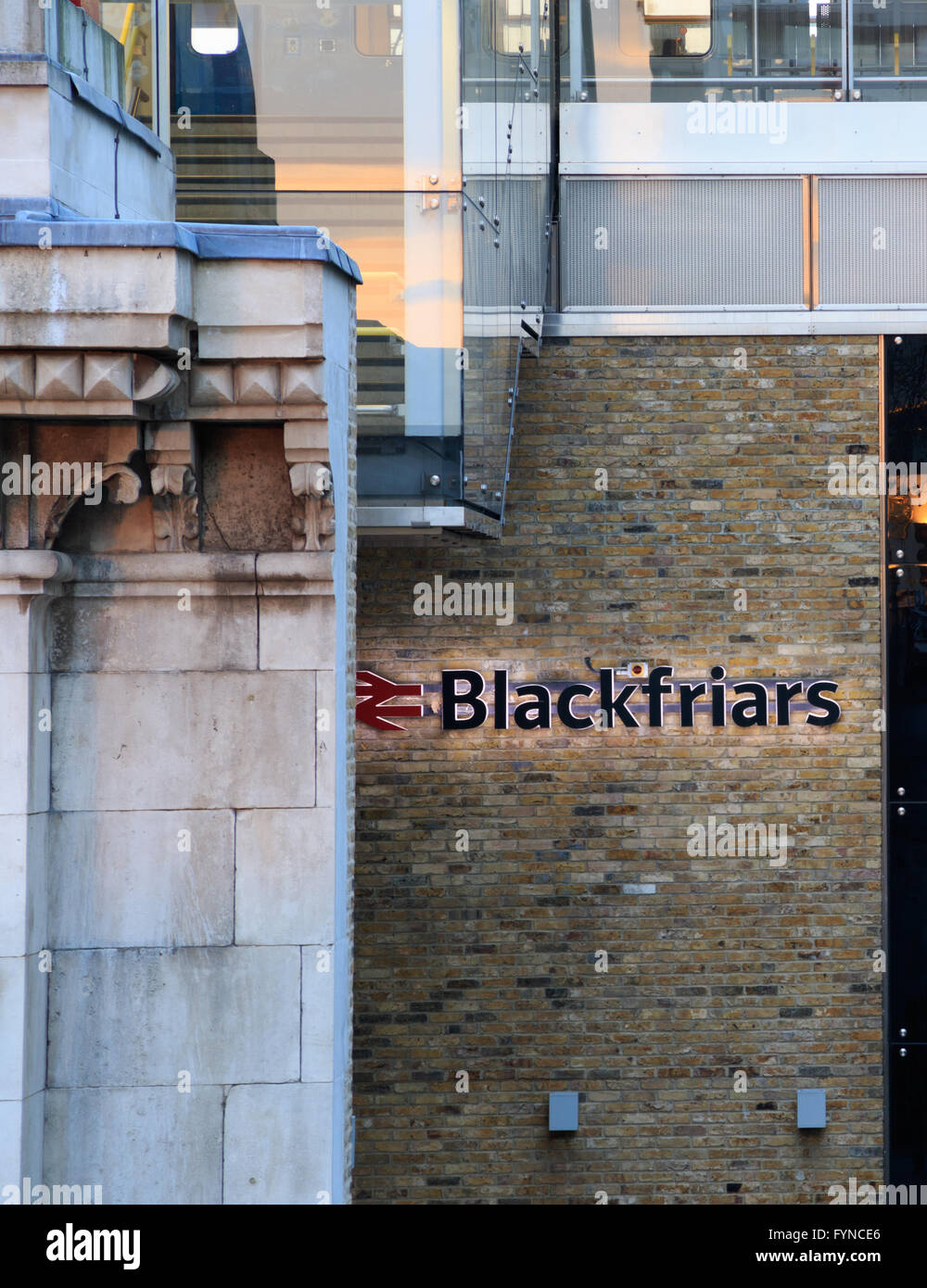 London, Regno Unito - 23 Aprile 2017 - Blackfriars National Rail station, della sola stazione di avere piattaforme che abbracciano il fiume Tamigi. Foto Stock