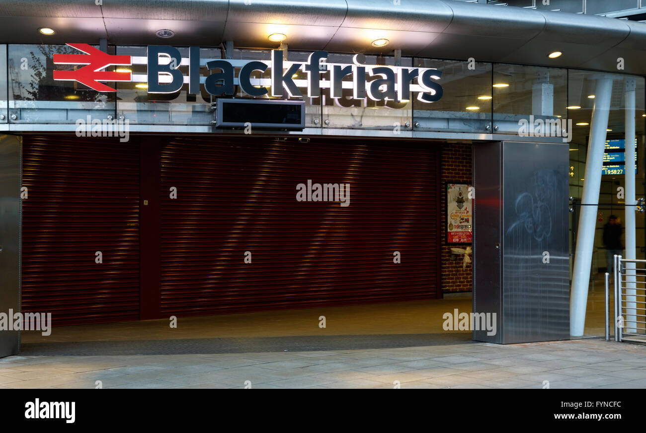 London, Regno Unito - 23 Aprile 2017 - Blackfriars National Rail station, della sola stazione di avere piattaforme che abbracciano il fiume Tamigi. Foto Stock