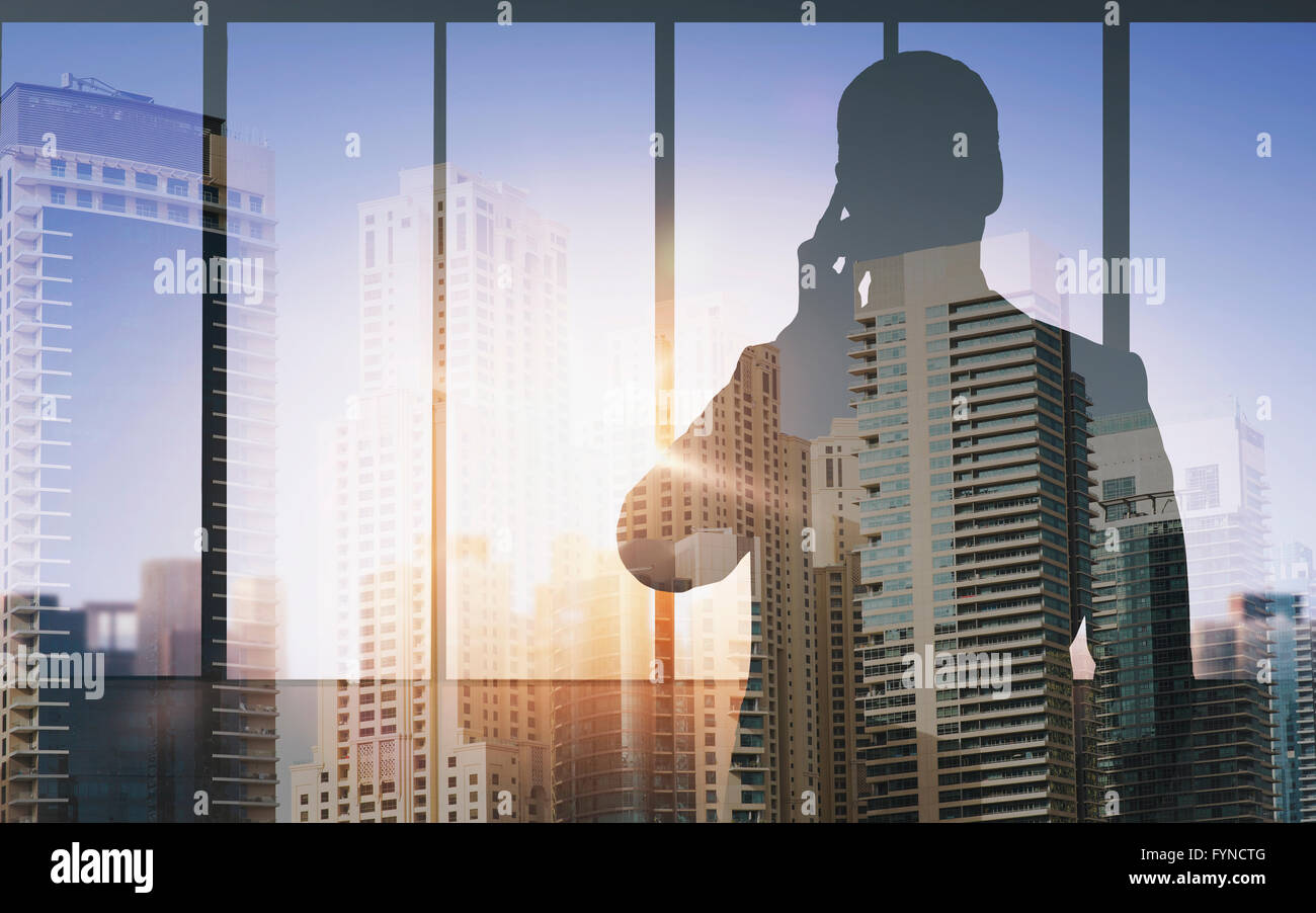 Silhouette di business man chiamando sullo smartphone Foto Stock